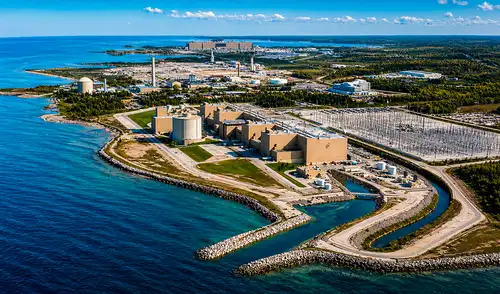 Esta central nuclear de América utiliza tecnología CANDU de agua pesada presurizada para activar turbinas y suministrar electricidad.