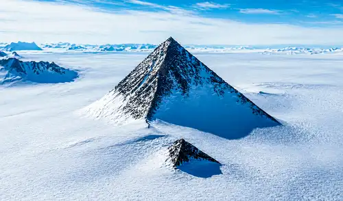 La gigantesca 'pirámide' de la Antártida, similar a las de Egipto, se ubica exactamente en la cordillera de las montañas Ellsworth.