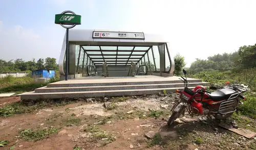 La estación de metro de Caojiawanse está situada en una zona completamente desolada.