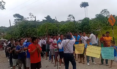 Pobladores awajún de Pijuayal se movilizan y bloquean la vía en protesta por la falta de atención estatal tras el derrame de petróleo.