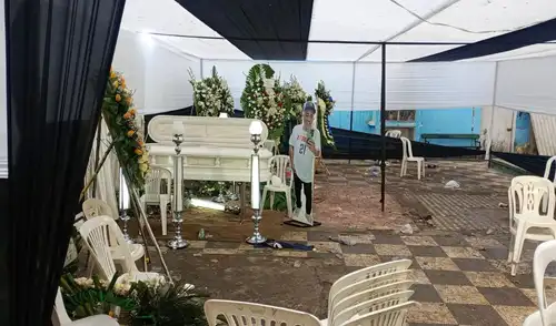 Un ataque armado en un velorio en Manzanilla, Cercado de Lima, dejó una mujer fallecida y al menos diez heridos, causando conmoción entre los vecinos.