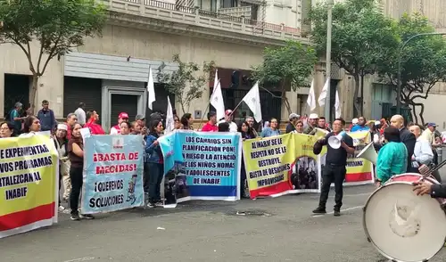 Trabajadores del INABIF realizaron un plantón en el MIMP para rechazar el presunto desmembramiento de la institución, alegando que comprometería la atención a poblaciones vulnerables.