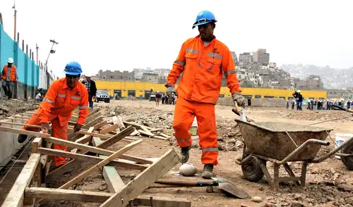 Ingreso promedio mensual del trabajo se situó en S/1.887 en 2025, según el INEI. Foto: Composición LR.