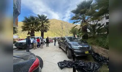 Peritos realizan diligencias en la camioneta atacada.