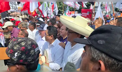Roberto Sánchez, candidato presidencial, participó en la marcha por el Día del Trabajador.