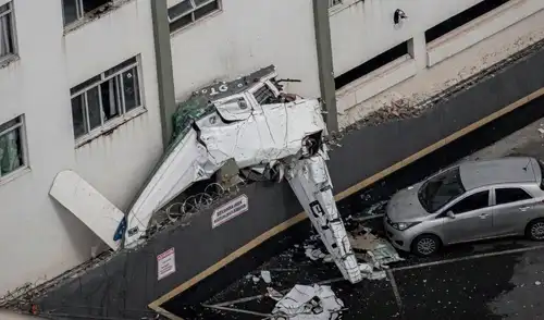 Los equipos de emergencia aseguraron el perímetro y el edificio fue evacuado. Foto: X/@Jhonffonseca. Avioneta en Brasil, Belo Horizonte