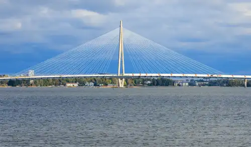 Este icónico puente de 1.190 metros solo permite el tránsito de peatones, ciclistas y transporte público, promoviendo un modelo de transporte limpio en la capital finlandesa. Este icónico puente de 1.190 metros solo permite el tránsito de peatones, ciclistas y transporte público, promoviendo un modelo de transporte limpio en la capital finlandesa.
