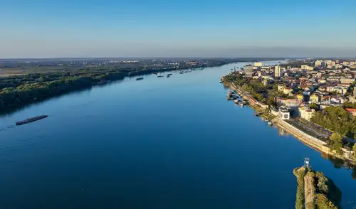 El río Danubio se erige como uno de los ejes naturales más influyentes de Europa, atravesando diez países y extendiéndose por cerca de 2.900 kilómetros.
