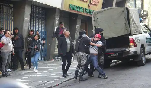 Protestas en Bolivia dejan 13 detenidos después de que manifestantes tomaron rehenes en protesta por aumento salarial