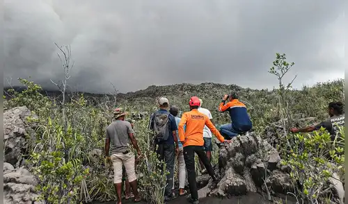 Indonesia, volcán erupción, tres senderistas muertos