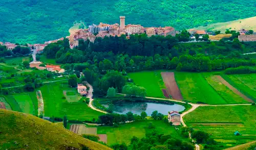 Santo Stefano di Sessanio, un pintoresco pueblo italiano, ofrece ayudas económicas y viviendas a quienes deseen mudarse permanentemente en medio de la despoblación rural.