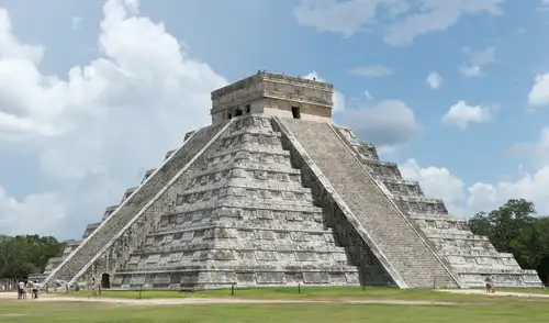 El Templo de Kukulcán, también conocido como  "El Castillo", es un edificio prehispánico en la península de Yucatán. Foto: Wikimedia