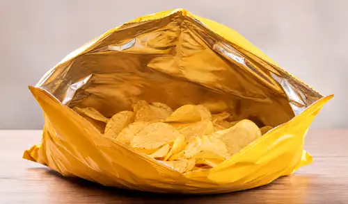 Líderes de opinión califican esta práctica de las bolsas de aire como una “estafa” de marketing para justificar costos elevados en porciones reducidas. Líderes de opinión califican esta práctica de las bolsas de aire como una “estafa” de marketing para justificar costos elevados en porciones reducidas.