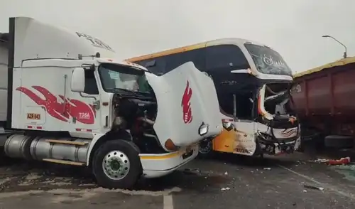 Un bus interprovincial y dos camiones de carga chocan en plena Panamericana Norte, a la altura de Chancay: trailer intentó dar vuelta en U