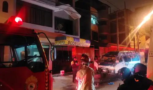 La violencia por extorsiones en Lima se intensifica. Una combi fue incendiada en Santa Anita, dejando a un cobrador de 45 años con severas quemaduras tras el ataque de El Clan del Norte.