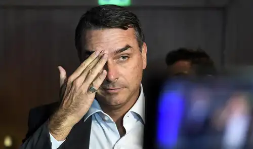 El senador brasileño Flávio Bolsonaro enfrenta una crisis política tras la filtración de un audio donde solicita fondos al banquero Daniel Vorcaro