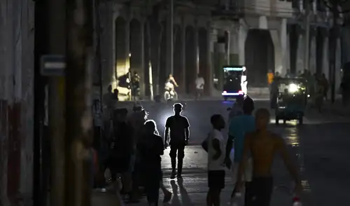 La Habana y otras provincias enfrentan apagones de más de 19 horas diarias, mientras las protestas aumentan La Habana y otras provincias enfrentan apagones de más de 19 horas diarias, mientras las protestas aumentan