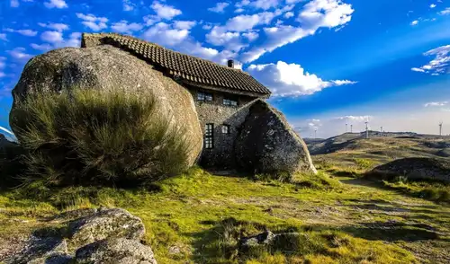 La Casa do Penedo, ubicada en el norte de Portugal, se destaca por su diseño único y su integración con la naturaleza.