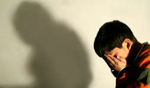 La psicología desmonta el mito de la crianza en los años 60 y 70: los niños no se volvieron más fuertes por sus padres, sino porque aprendieron a sobrevivir sin ellos