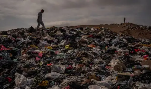 La Unión Europea lanza un proyecto piloto para reducir el impacto ambiental de la moda rápida mediante contenedores inteligentes que recompensarán el reciclaje de ropa usada. La Unión Europea lanza un proyecto piloto para reducir el impacto ambiental de la moda rápida mediante contenedores inteligentes que recompensarán el reciclaje de ropa usada.