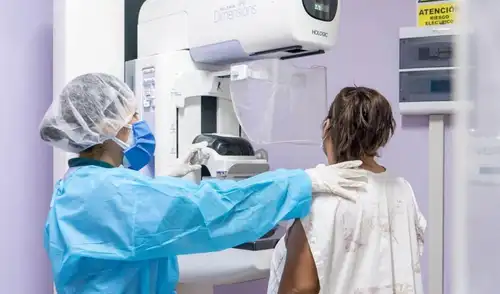 La detección temprana del cáncer de mama en Perú es un desafío, especialmente en regiones como Ucayali y Loreto, donde la falta de mamógrafos limita los exámenes necesarios. La detección temprana del cáncer de mama en Perú es un desafío, especialmente en regiones como Ucayali y Loreto, donde la falta de mamógrafos limita los exámenes necesarios.