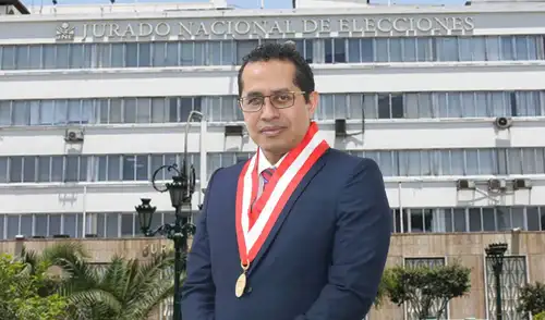 El titular del JNE, Roberto Burneo, también se refirió a la investigación de la Universidad de Stanford, que descartó fraude electoral. Foto: Composición/LR El titular del JNE, Roberto Burneo, también se refirió a la investigación de la Universidad de Stanford, que descartó fraude electoral. Foto: Composición/LR