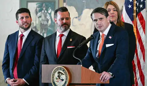 El fiscal general interino de EEUU realizó la acusación durante una conferencia oficial en la Torre de la Libertad en Miami. Foto: AFP. Raúl Castro, Estados Unidos, Cuba