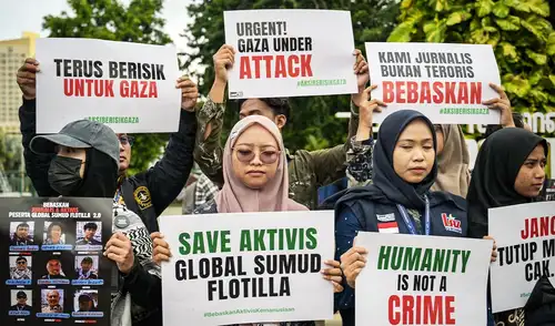 Organizaciones de derechos humanos denuncian maltrato luego de que Israel inició la expulsión de cientos de participantes de la Flotilla Global Sumud