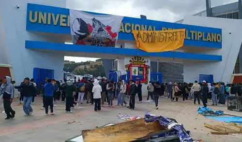 Estudiantes de Ingeniería Civil, Administración y Contabilidad tomaron la Universidad Nacional del Altiplano en Puno en rechazo a la creación de nuevas escuelas profesionales que afectarían sus oportunidades laborales. Estudiantes de Ingeniería Civil, Administración y Contabilidad tomaron la Universidad Nacional del Altiplano en Puno en rechazo a la creación de nuevas escuelas profesionales que afectarían sus oportunidades laborales.