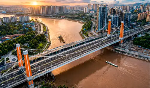 China ha inaugurado el puente Zicai sobre el Canal de Pinglu en Guangxi, un hito en un megaproyecto hidráulico que transformará el transporte fluvial y marítimo del país.