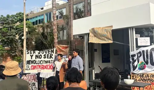 Estudiantes y autoridades de la PUCP firman un acuerdo que abre una mesa de diálogo sobre el nuevo sistema de pensiones y permite el retiro voluntario de estudiantes del edificio Dintilhac.