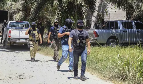 Honduras enfrenta una de las jornadas más violentas del año con al menos 25 muertos en Colón y Cortés, mientras se implementan medidas para combatir el narcotráfico y las pandillas Honduras enfrenta una de las jornadas más violentas del año con al menos 25 muertos en Colón y Cortés, mientras se implementan medidas para combatir el narcotráfico y las pandillas