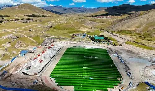 El GORE Apurímac avanza en la construcción del estadio de Tambulla en Challhuahuacho, con una inversión pública que supera los S/10 millones. Un misterioso estadio se construye en esta provincia peruana: tiene una inversión de S/10 millones, está en medio de cerros y tendrá capacidad para 2.500 personas
