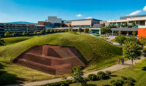 Un centro comercial en Centroamérica se erige sobre los vestigios de la antigua ciudad maya Kaminaljuyú, fusionando modernidad y patrimonio cultural.