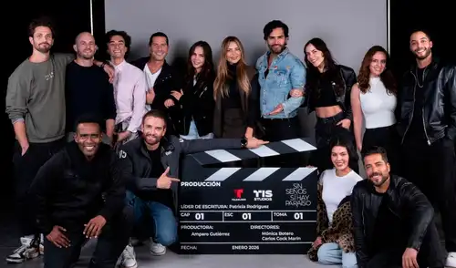 El actor Fabián Ríos, que interpreta a Albeiro Manrique, ha solicitado a los seguidores de la serie una cadena de oración por la recuperación de su compañero, quien da vida a Jotica. Querido actor de ‘Sin senos sí hay paraíso’ preocupa por su salud y compañeros piden cadena de oración: “Pedir a Dios que esté sano y feliz”