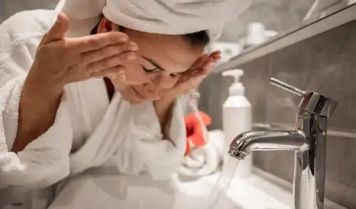 Dermatólogos advierten que lavarse la cara solo con agua no es suficiente: esta es la rutina que debes seguir