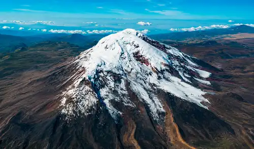 Este volcán inactivo sudamericano, con altitud de 6.268 msnm ostenta el récord según misiones geodésicas que resaltan su ventaja geocéntrica frente al Everest.