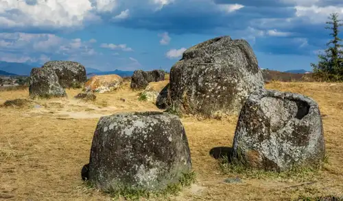 La Llanura de las Jarras en la meseta de Xieng Khouang, Laos, ha desconcertado durante mucho tiempo a los investigadores. Foto: IStock La Llanura de las Jarras en la meseta de Xieng Khouang, Laos, ha desconcertado durante mucho tiempo a los investigadores. Foto: IStock