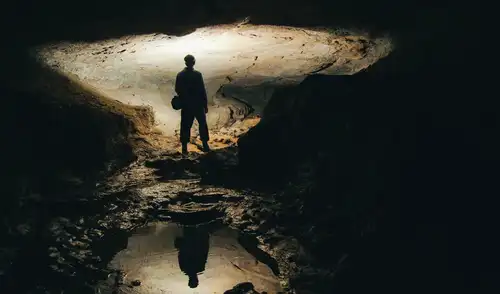 El investigador frances, Michel Siffre, vivió bajo tierra aislado del tiempo y la luz solar. Foto: Shutterstock