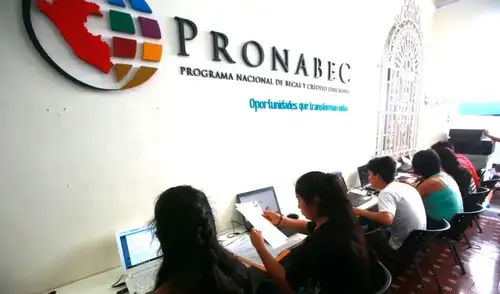 Estudiantes exigen restituir las 20.000 becas anunciadas.