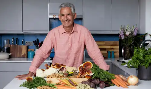 El médico británico Tim Spector recomienda incluir frutos secos mixtos en la dieta diaria para mejorar la salud cerebral y favorecer el bienestar general.