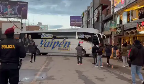 Ciudadanos de Huancayo bloquean el paso a vehículo de los Hermanos Yaipén, agrupación contratada para el mitin de Keiko Fujimori.