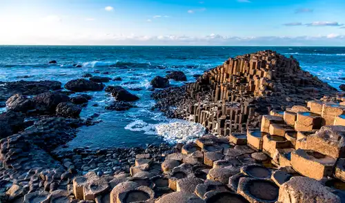 La Calzada del Gigante en Irlanda del Norte es una impresionante formación natural con 40.000 columnas de basalto. La Calzada del Gigante en Irlanda del Norte es una impresionante formación natural con 40.000 columnas de basalto.