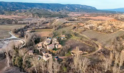 La pareja neerlandesa adquirió 60 viviendas en ruinas y ha iniciado un proyecto integral que incluye restauración arquitectónica y servicios esenciales, como energía solar y sistemas de riego.