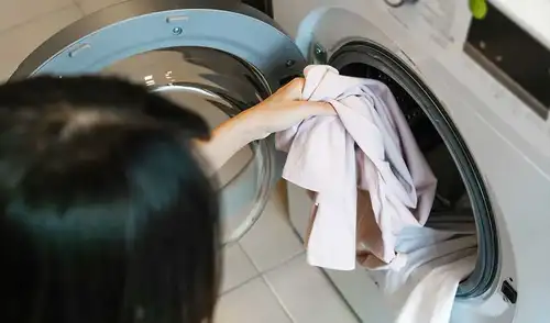 Científicos inventaron un recubrimiento autolimpiante que evita que las manchas de comida, aceite o suciedad se adhieran a la superficie de la tela. Foto: IStock Científicos inventaron un recubrimiento autolimpiante que evita que las manchas de comida, aceite o suciedad se adhieran a la superficie de la tela. Foto: IStock