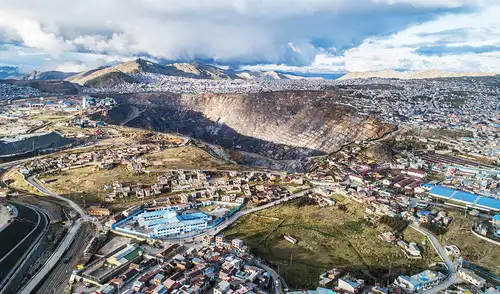 Vista del tajo abierto Raúl Rojas, explotación minera que convive con barrios y viviendas en Cerro de Pasco. Foto: Centro de Cultura Popular Labor. Vista del tajo abierto Raúl Rojas, explotación minera que convive con barrios y viviendas en Cerro de Pasco. Foto: Centro de Cultura Popular Labor.