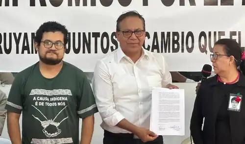 Roberto Sánchez firma compromiso por la democracia y el desarrollo del Perú.