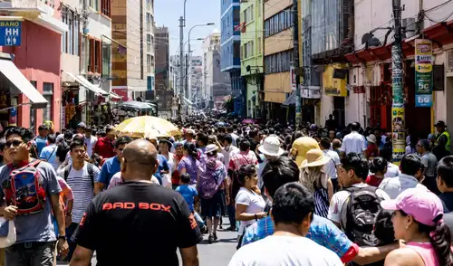Lima Metropolitana lidera la población en Perú con 10.129.708 habitantes, según el Censo Nacional 2025. Esto representa el 29,7% de la población total del país. Lima Metropolitana lidera la población del país con más de 10 millones de habitantes: estas son las regiones más pobladas, según el último Censo