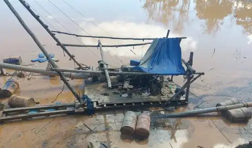El Gobierno peruano, mediante la PNP y el Ejército, incautó bienes valorados en S/ 11 188 724 en operativos contra la minería ilegal en Inambari, Madre de Dios, protegiendo la Amazonía. El Gobierno peruano, mediante la PNP y el Ejército, incautó bienes valorados en S/ 11 188 724 en operativos contra la minería ilegal en Inambari, Madre de Dios, protegiendo la Amazonía.