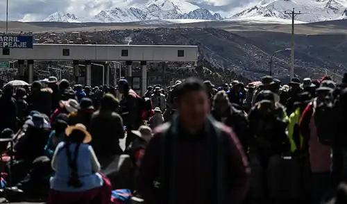 Campesinas exigen la renuncia del presidente Rodrigo Paz en medio de bloqueos de carreteras que afectan el abastecimiento de alimentos y combustibles. Foto: AFP. Edmand Lara, Rodrigo Paz, crisis en Bolivia